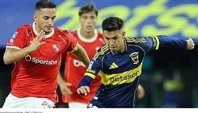 Jugadores de Boca Juniors e Independiente durante el partido en el estadio La Bombonera.