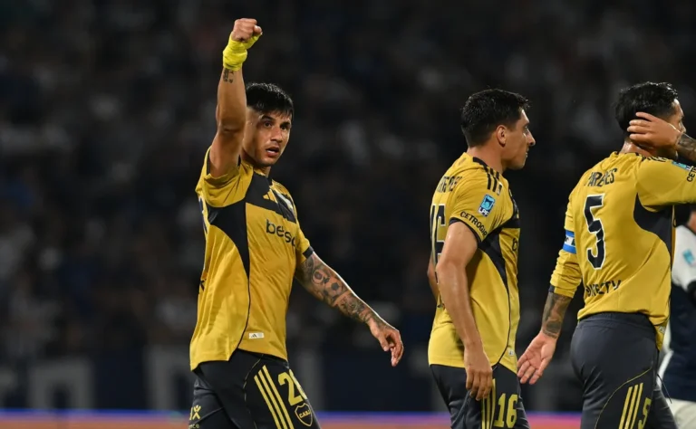 Jugadores de Boca Juniors y Universidad Católica en un partido de fútbol.