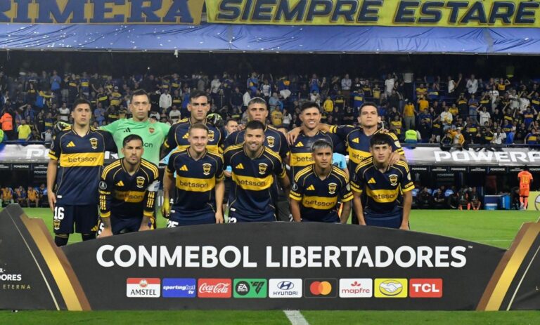 Jugadores de Boca Juniors celebrando un gol en la Bombonera durante la Copa Libertadores.