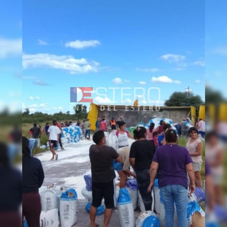 Camión volcado en la Ruta 92 con bolsones de harina esparcidos en la calzada, cerca de Campo Gallo, Santiago del Estero.