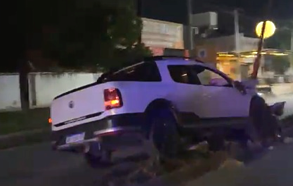 Camioneta Saveiro Cross blanca estrellada contra columna de alumbrado en Avenida Solís