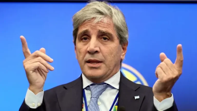 Ministro de Economía Luis Caputo durante una entrevista.