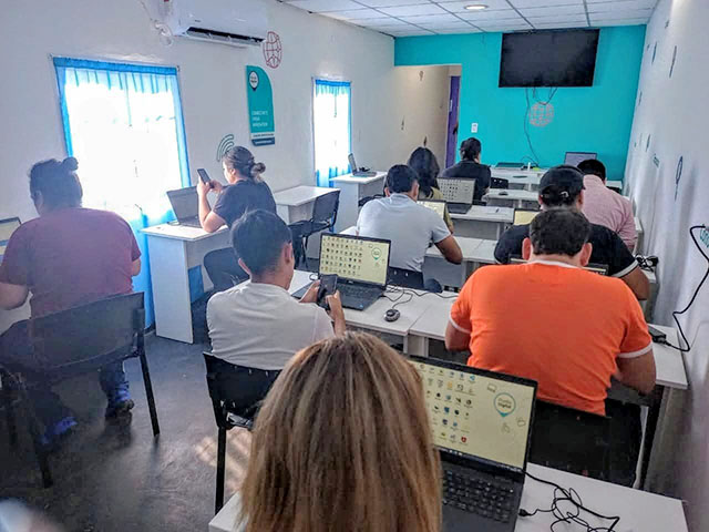 Adultos participando en un curso de computación en la Casa del Bicentenario de Santiago del Estero.
