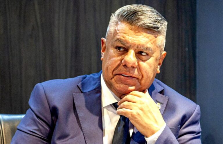 Símbolo de la justicia frente al escudo de la Asociación del Fútbol Argentino (AFA)