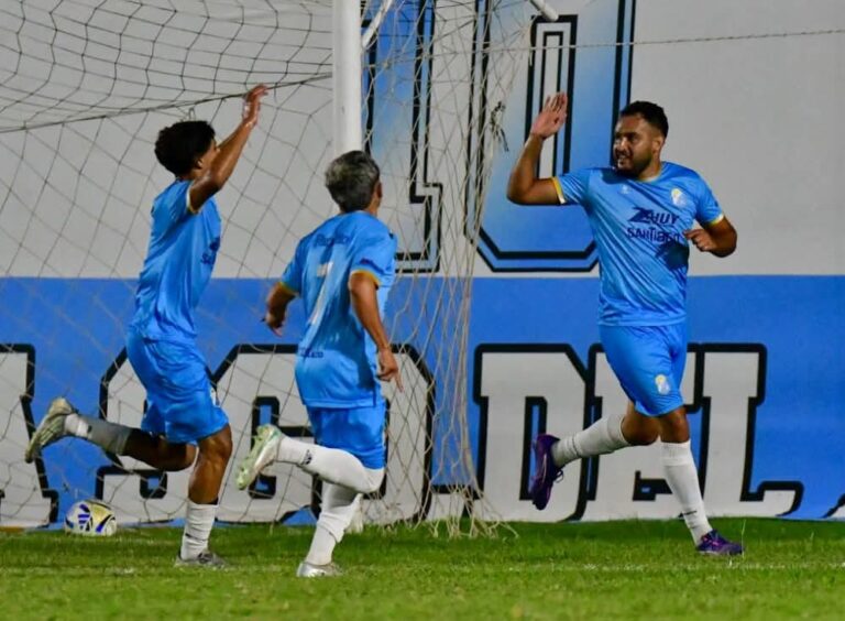 Jugadores de Central Argentino celebrando un gol en el estadio Dr. Osvaldo Juárez.