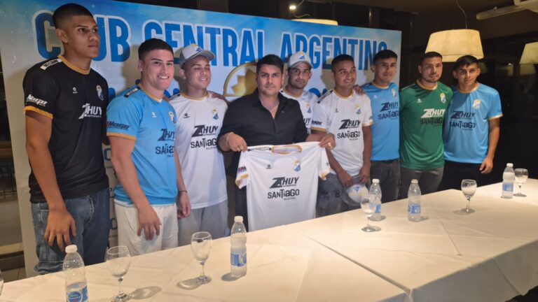 Jugadores de Central Argentino presentando la nueva camiseta para la temporada 2026 en el Hotel Coventri, Santiago del Estero.