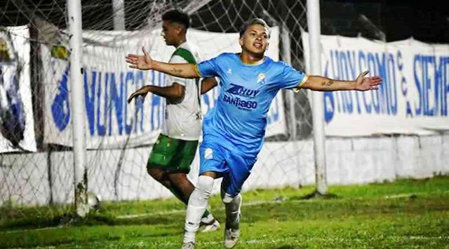 Jugadores de Central Argentino celebrando un gol durante el partido contra Banfield en el Torneo Juan Carlos Paz.