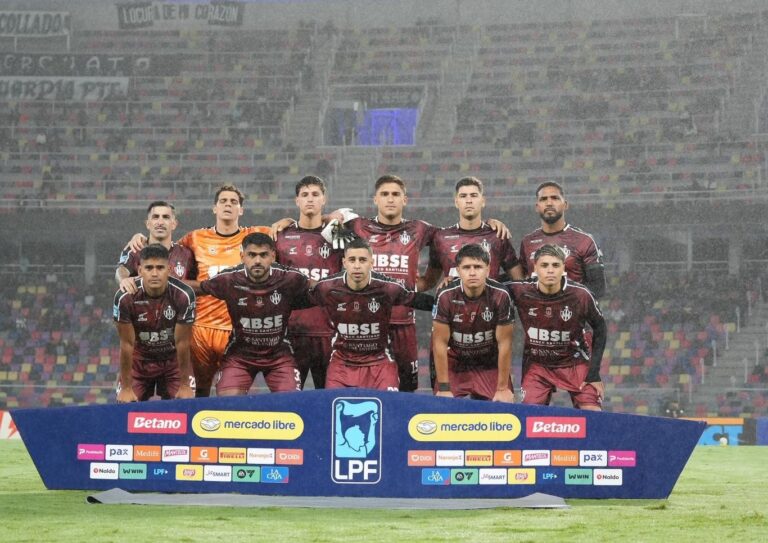 Jugadores de Central Córdoba durante el partido contra Newell's en el Estadio Madre de Ciudades.