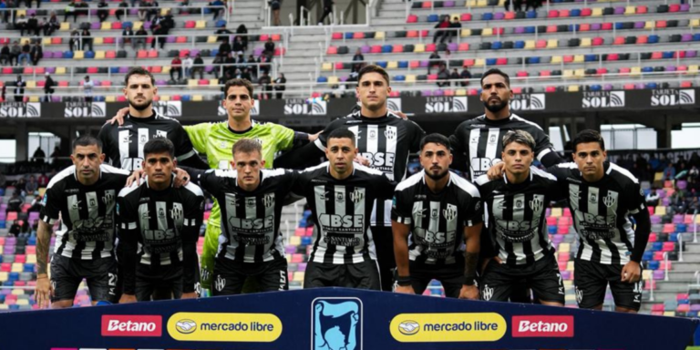 Jugadores de Central Córdoba y Platense durante el partido en el Estadio Madre de Ciudades de Santiago del Estero.
