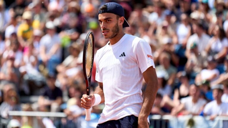 Francisco Cerúndolo celebrando un punto en el Masters 1000 de Madrid sobre polvo de ladrillo