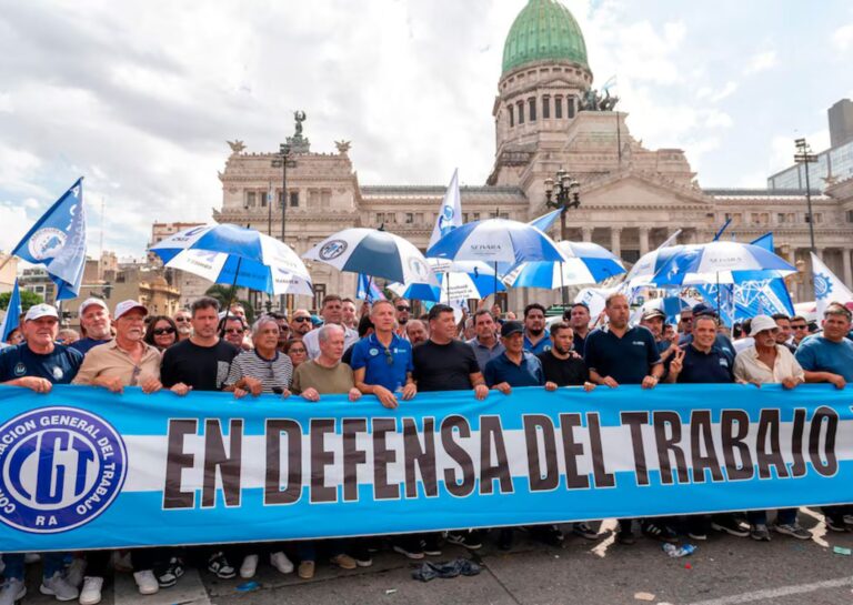 Movilización de la CGT en Santiago del Estero con trabajadores y banderas sindicales