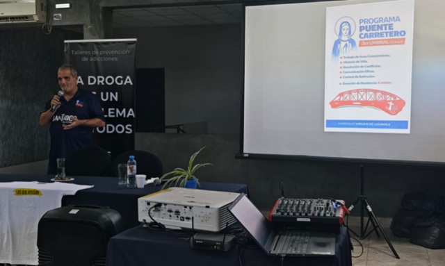 Ilustración de charla comunitaria sobre prevención del consumo de drogas en Clodomira, Santiago del Estero.