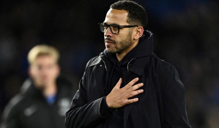 Liam Rosenior, entrenador destituido del Chelsea FC, durante un partido en el banquillo.