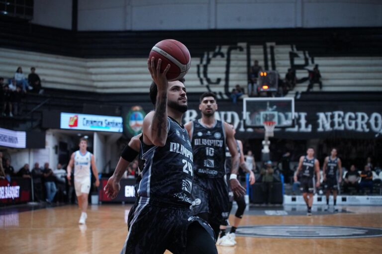 Jugadores de Ciclista Olímpico en partido de básquet contra La Unión de Formosa en el estadio Vicente Rosales de La Banda.