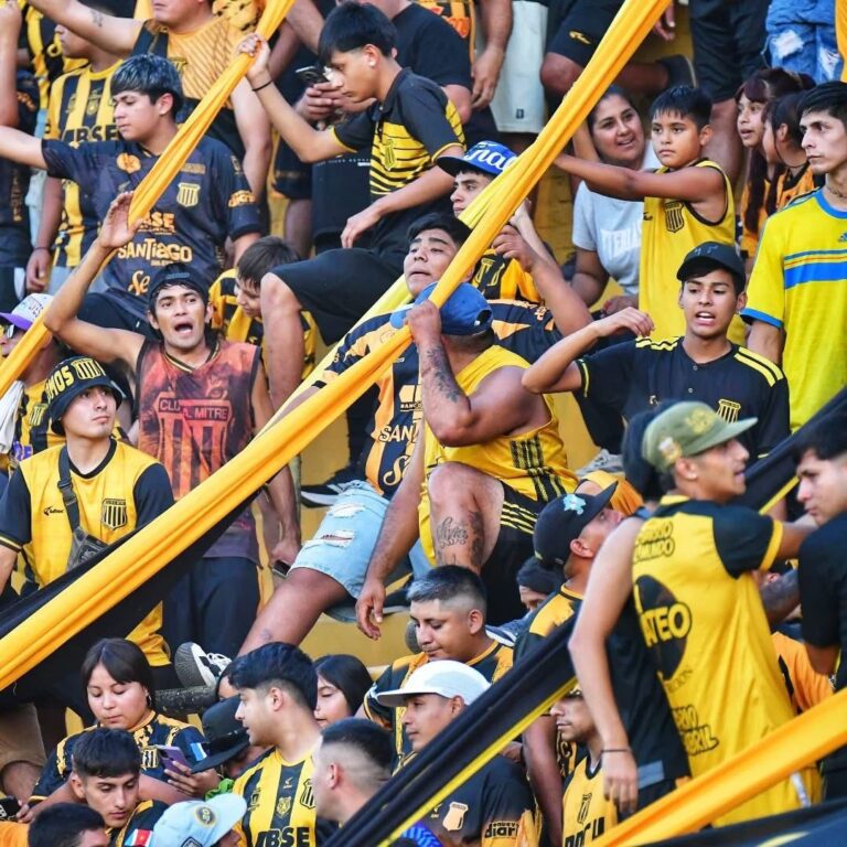 Jugadores del Club Atlético Mitre en un partido en el estadio del barrio 8 de Abril.