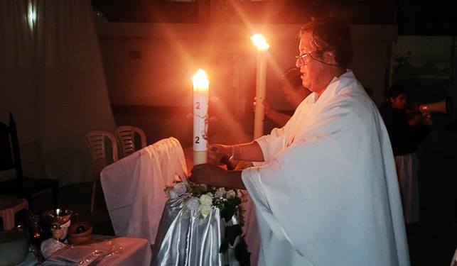 Celebración de la Vigilia Pascual en una parroquia de Santiago del Estero