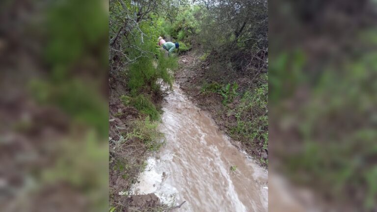 Calles inundadas en Mailín por avance del Río Viejo