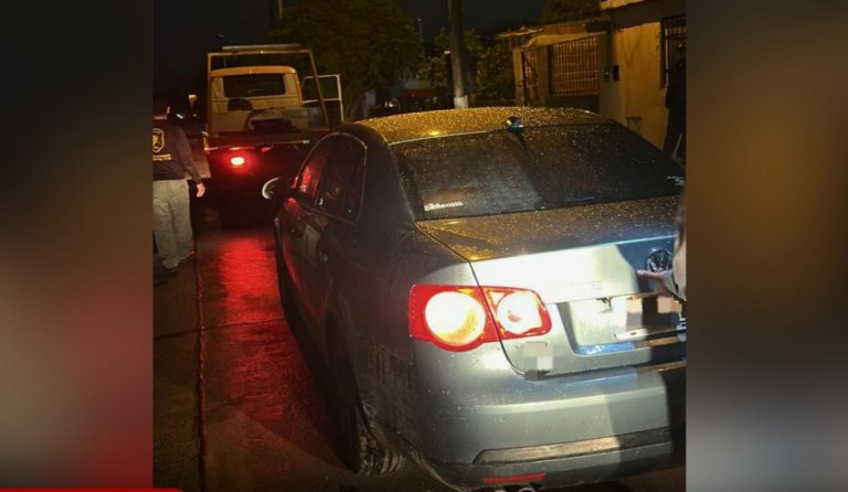 Control de tránsito y vehículo retenido en el barrio Belén, Santiago del Estero