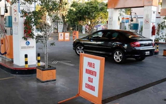 Medidor de gas y llave de paso en una estación de servicio en Santiago del Estero