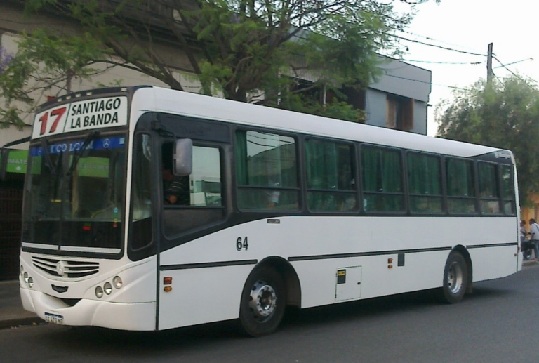 Colectivo urbano circulando por una calle de Santiago del Estero