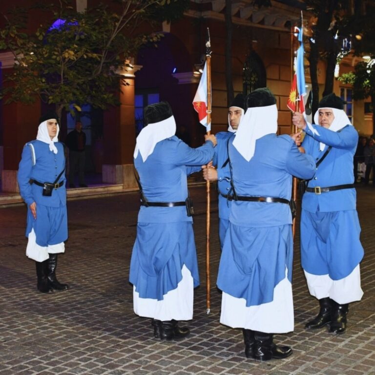 Integrantes del Cuerpo de Patricios Santiagueños en uniforme de época durante una ceremonia.