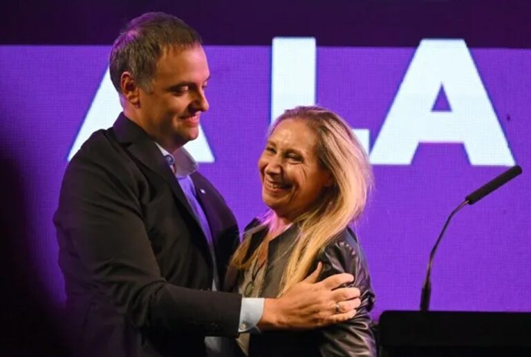 Manuel Adorni y Bettina Angeletti en un evento oficial