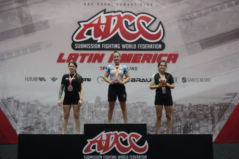 Milagros Lares y Benjamín Neme, deportistas santiagueños de grappling, posan tras su participación en el ADCC Open.