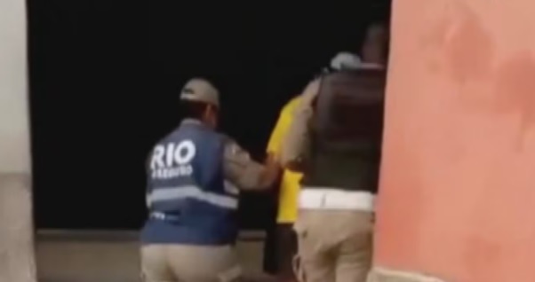 Ilustración de una playa de Copacabana con un símbolo de justicia superpuesto