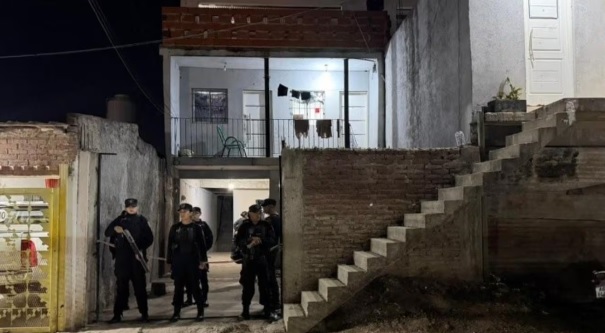 Ilustración genérica de una escena de investigación policial en una calle urbana.
