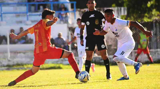 Jugadores de Central Argentino celebrando el gol ante Instituto Santiago