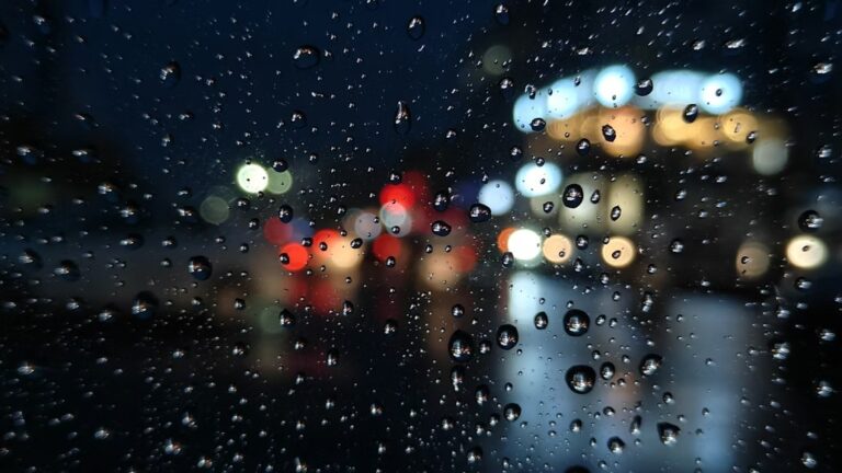Vista de la lluvia en las calles de Santiago del Estero