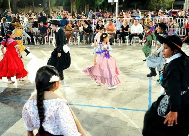 Bailarines de folclore en la Escuela Julio Gerez, Santiago del Estero
