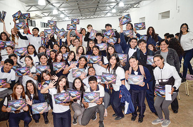 Intendente Daniel Ruiiz entrega tablets a estudiantes de secundaria en Clodomira