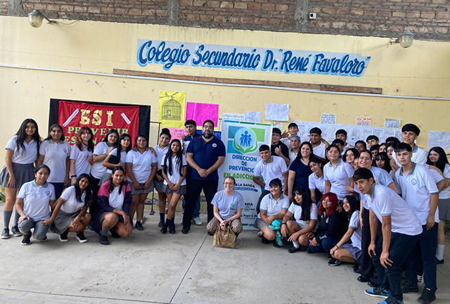 Estudiantes y profesionales durante el taller de prevención en el Colegio René Favaloro de Santiago del Estero