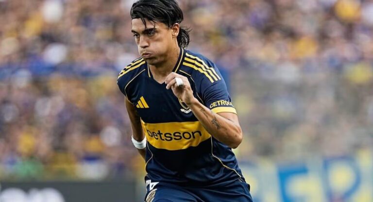 Exequiel Zeballos, delantero santiagueño de Boca Juniors, en el campo de juego.