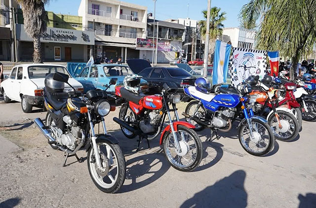 Exhibición de autos clásicos y motos antiguas en la expo multimarcas de Santiago del Estero