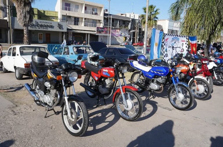 Exhibición de autos clásicos y antiguos en la Expo Multimarcas de La Banda, Santiago del Estero.