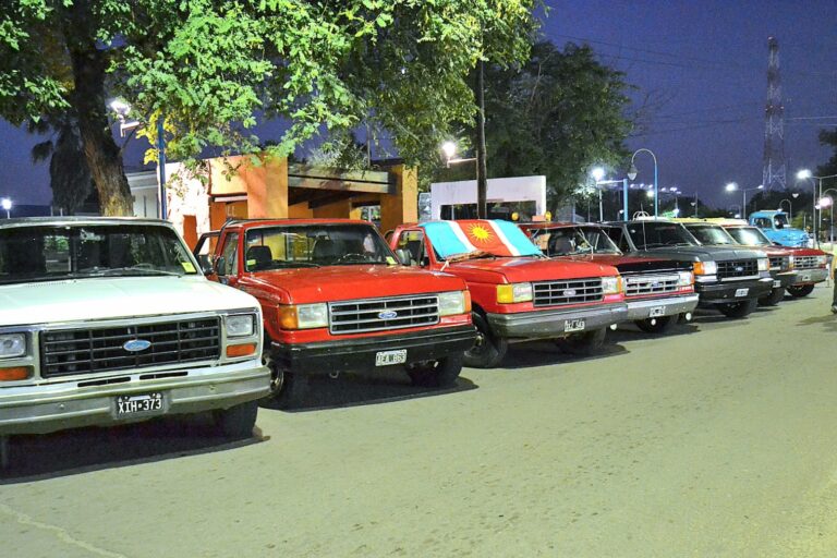 Exhibición de autos clásicos y motocicletas en la Avenida Besares durante la Expo Clásica Multimarcas Solidaria en La Banda.