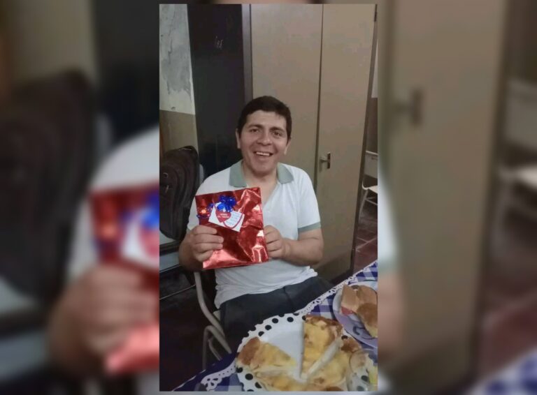 Homenaje al profesor Ariel Burgos, ex rector del Agrupamiento 86.123 en La Banda, Santiago del Estero.