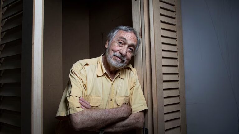 Retrato del actor Luis Brandoni sonriendo.