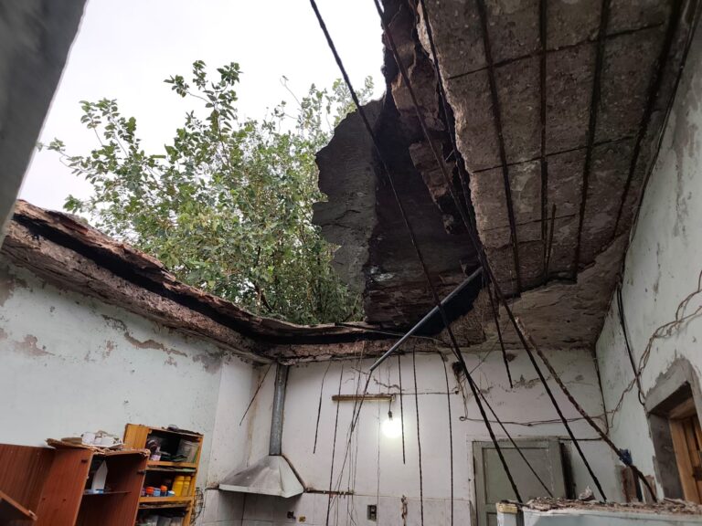 Vista exterior de la vivienda en calle La Rioja, barrio Congreso, Santiago del Estero, tras el derrumbe parcial del techo.