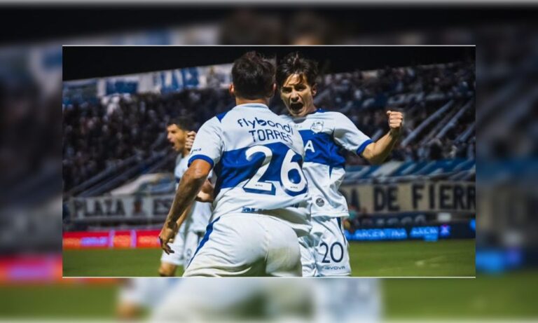 Jugadores de Gimnasia celebrando un gol en el partido contra Acassuso por la Copa Argentina