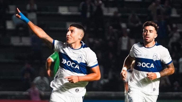 Jugadores de Gimnasia y Esgrima La Plata celebran un gol durante el partido contra Camioneros en la Copa Argentina.