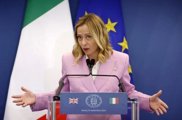 Giorgia Meloni y el Papa Francisco en un encuentro.
