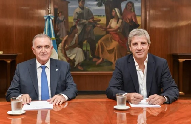Ministro de Economía Luis Caputo y Gobernador de Tucumán Osvaldo Jaldo durante el anuncio de la obra de agua potable.
