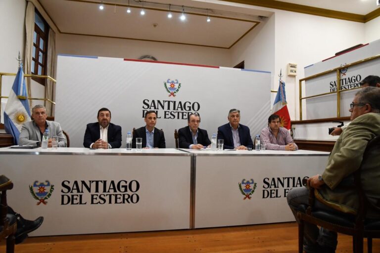 Autoridades provinciales en reunión de coordinación por las inundaciones en Santiago del Estero