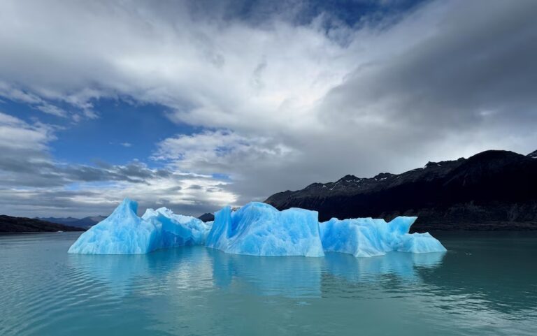 Vista de un glaciar en la cordillera de los Andes, representando la protección de reservas de agua dulce