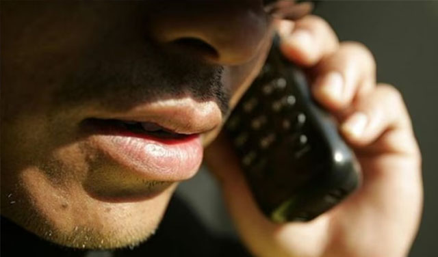 Ilustración de un teléfono celular con un símbolo de prohibición dentro de un entorno carcelario.