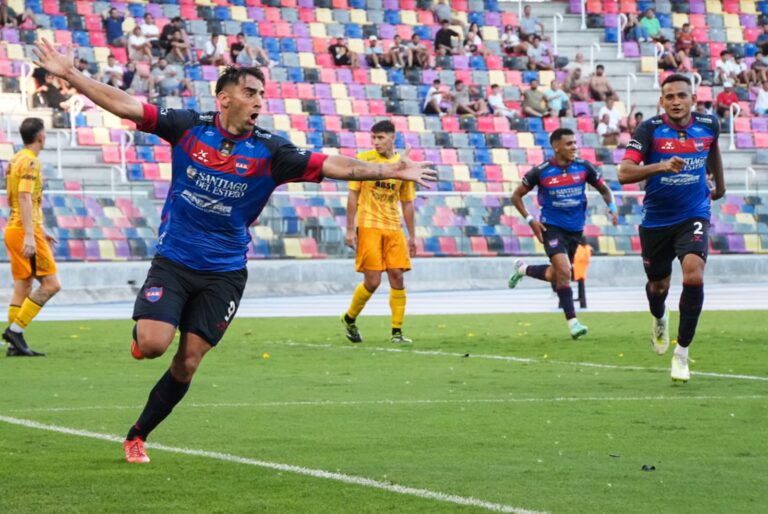 Jugadores de Güemes (SE) en acción durante un partido de la Primera Nacional.