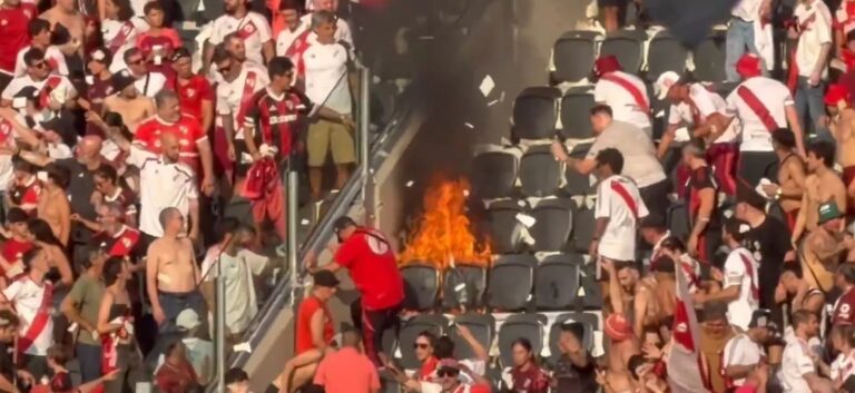 Personal de seguridad actuando en el estadio Monumental durante el incidente.